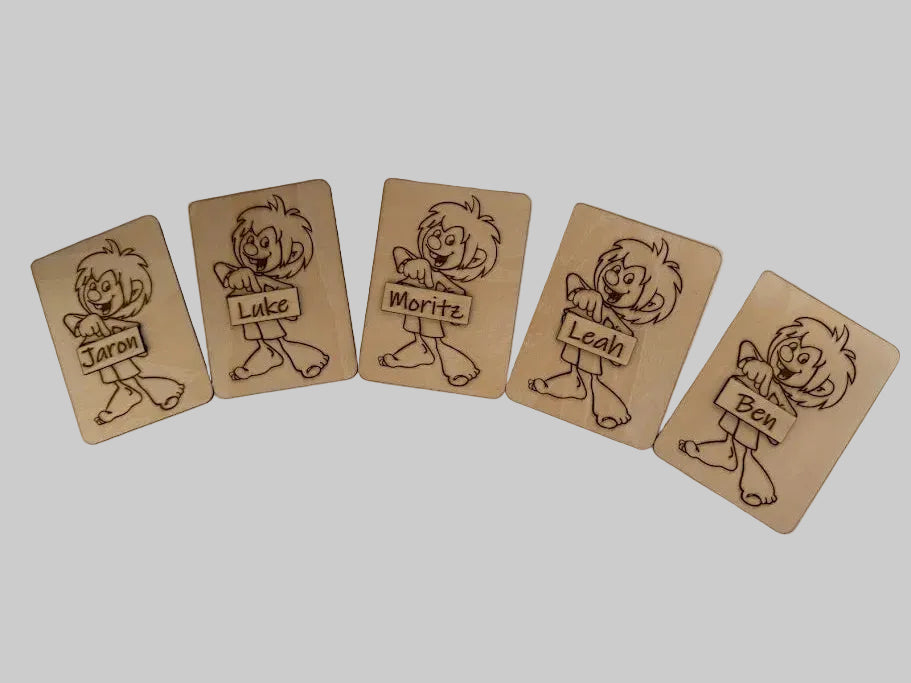 Kindergeburtstag Einladung aus Holz – Pumuckl Design personalisiert