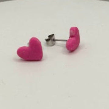 Herz Ohrstecker aus Polymer Clay – handgemacht & farbenfroh